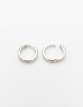 Load image into Gallery viewer, A pair of 925 Sterling Silver silver split hoop Huggies earrings