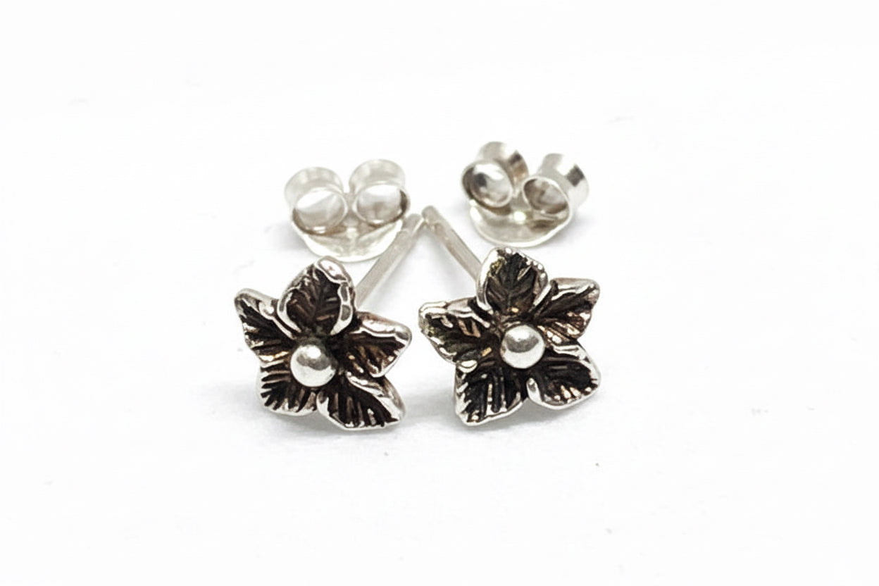 Silver flower-shaped earrings 