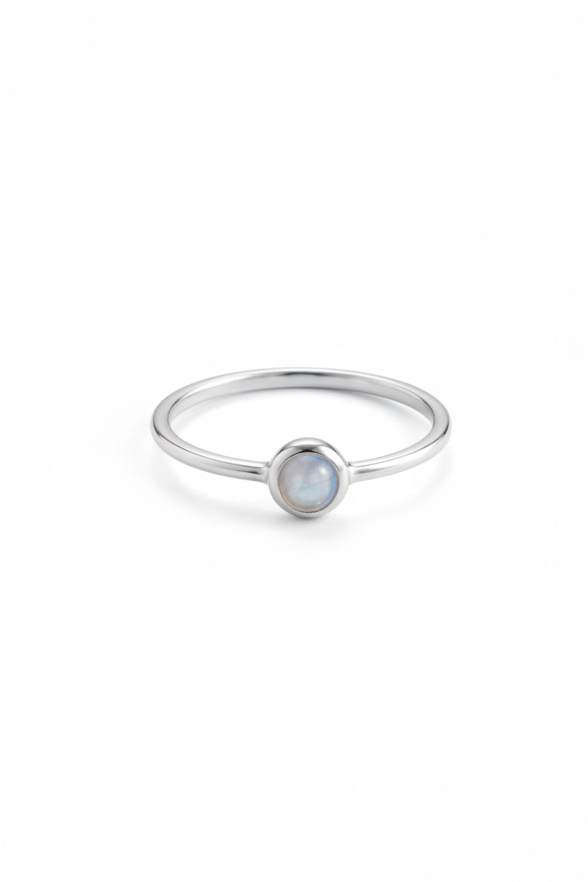 Bezel-Set Solitaire
925 Sterling Silver Ring With Moonstone