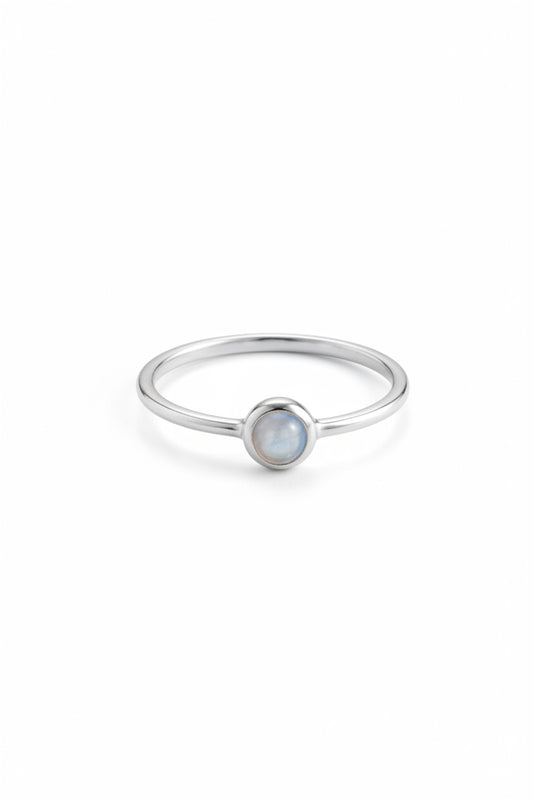 Bezel-Set Solitaire
925 Sterling Silver Ring With Moonstone